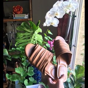 MARC FISHER New “OSWIN RUCHED SLIDE NATURAL” W/ BOX 7M